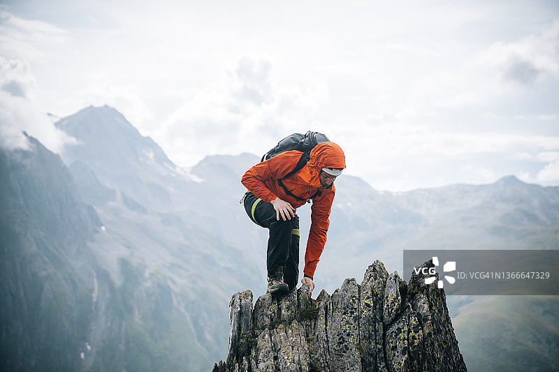 攀登顶峰的登山者图片素材