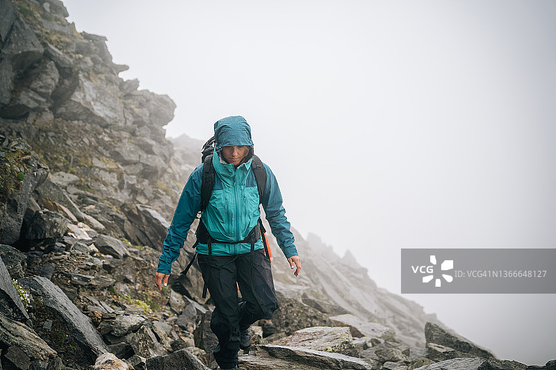 登山女性攀爬山脊图片素材
