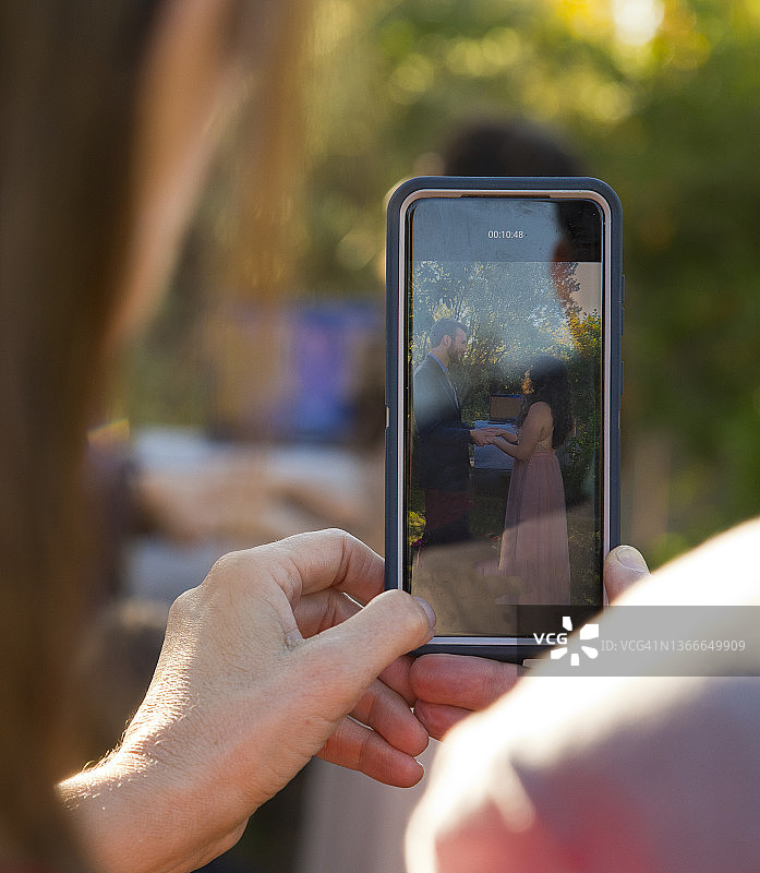 新冠疫情期间的互联网婚礼直播图片素材