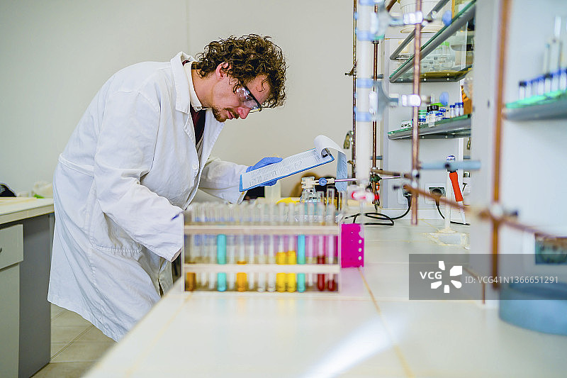 在实验室工作的男人图片素材