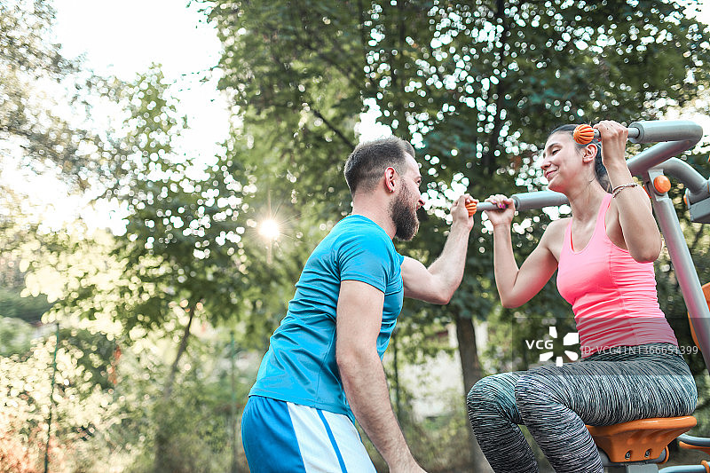 健身教练指导女学员图片素材
