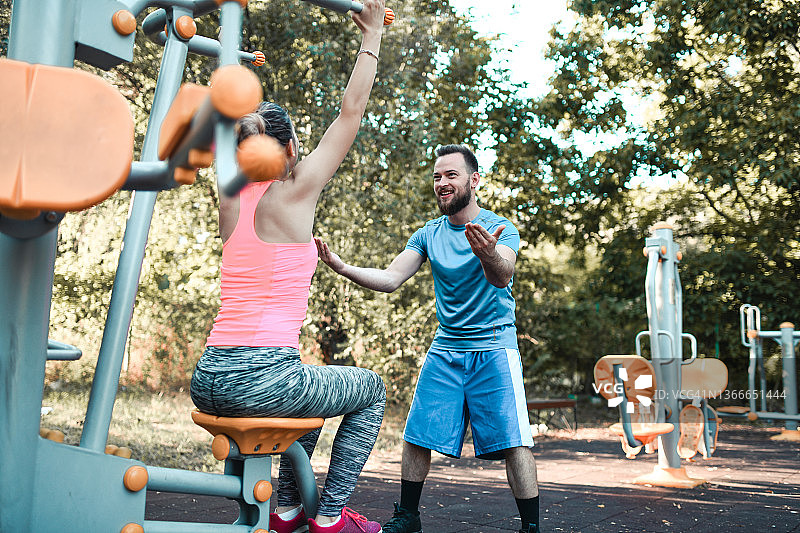 健身教练激励女学员努力锻炼图片素材