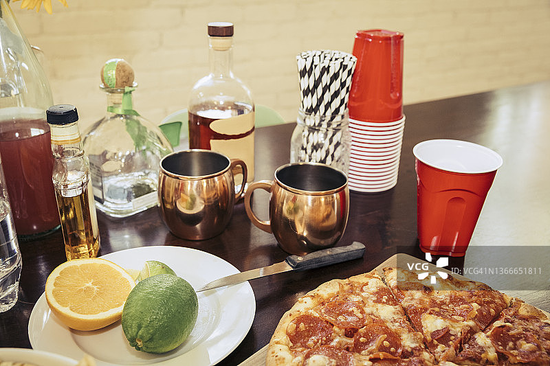 派对餐桌上的食物和饮料静物写生图片素材