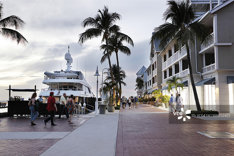 热带城市游艇码头酒店与商铺游艇图片素材