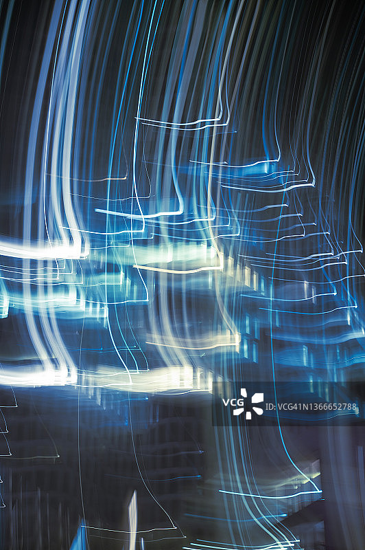 夜间发光线条的运动轨迹图片素材