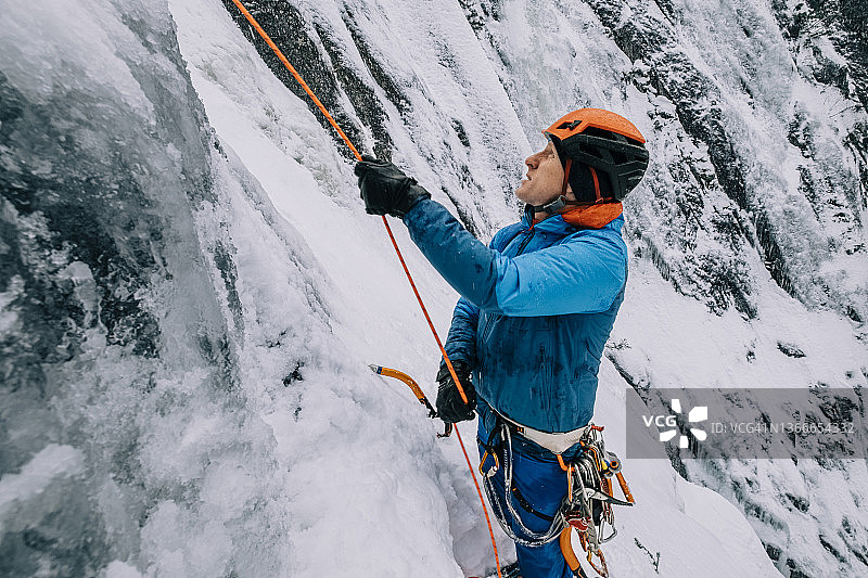 登山者在冰壁上拉绳攀登图片素材
