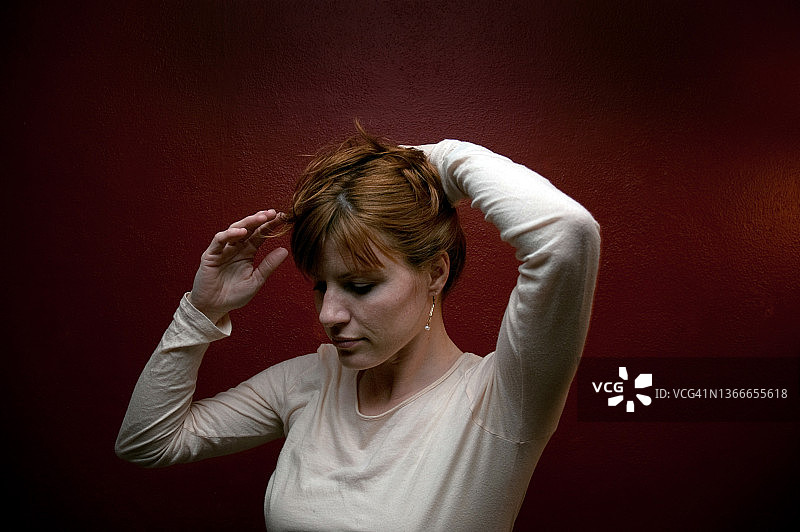 年轻女人撩起头发的特写图片素材