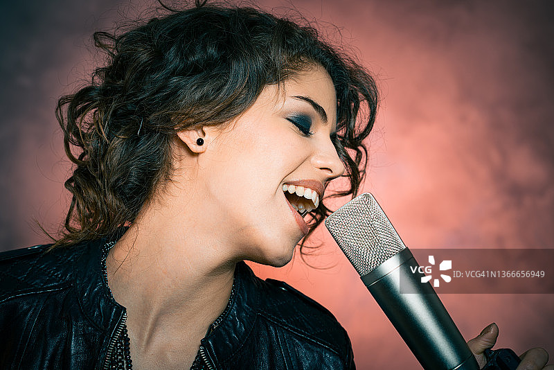 充满热情的歌手图片素材