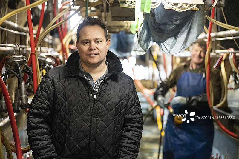 在农场工作的威尔士乳品厂经理和父亲图片素材