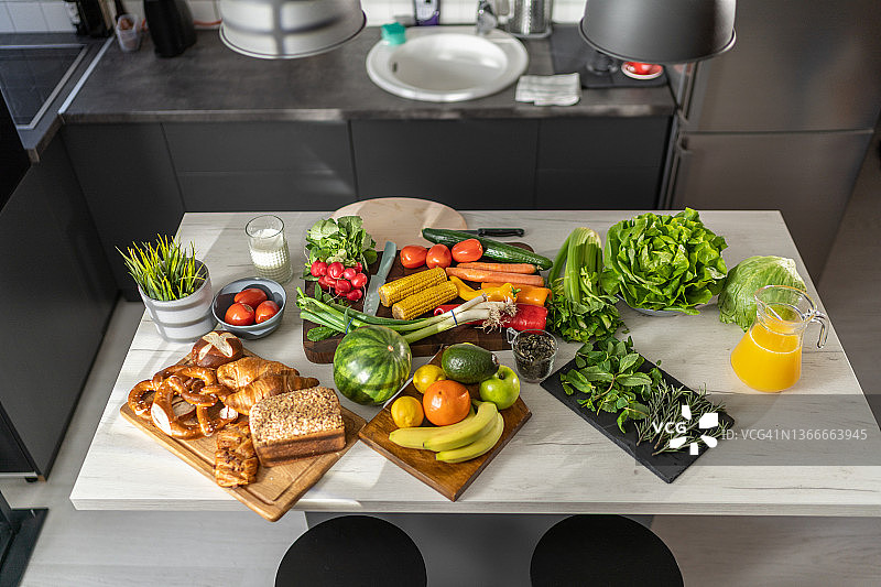 摆满食物的厨房台面图片素材