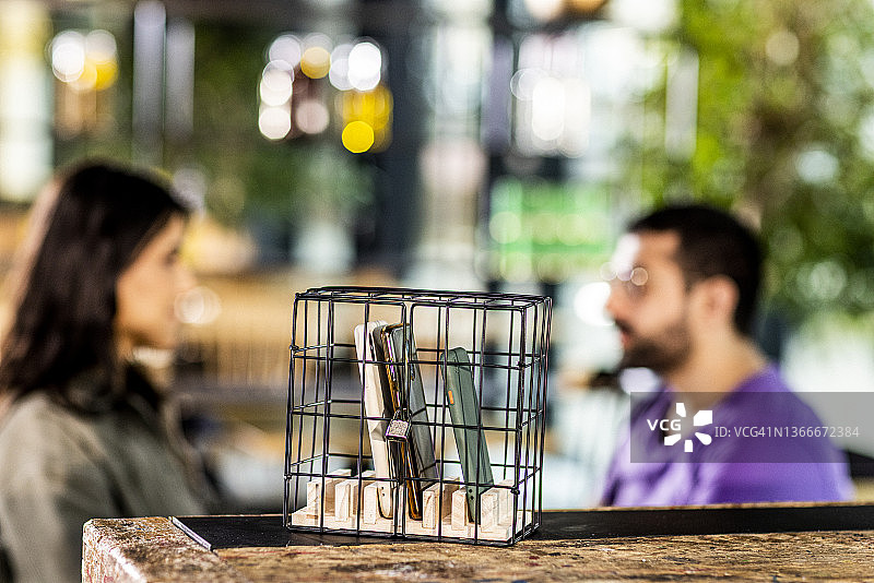 两名学生将手机放在笼子里进行数码排毒图片素材