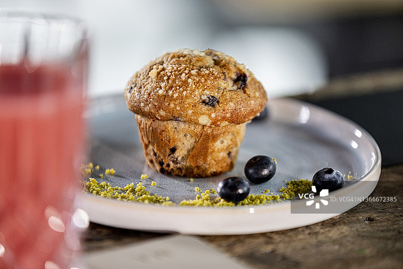 盘子里的蓝莓玛芬图片素材