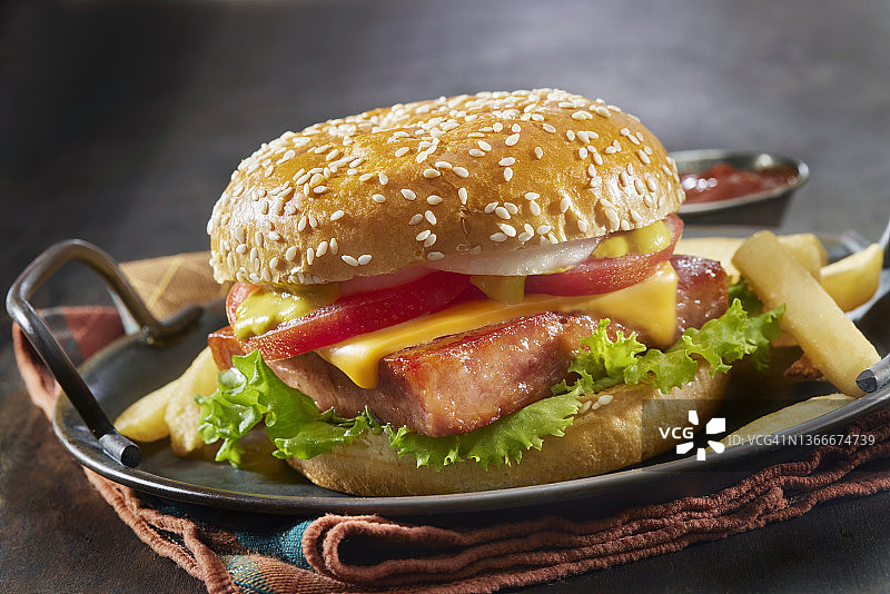 烤午餐肉汉堡配薯条图片素材
