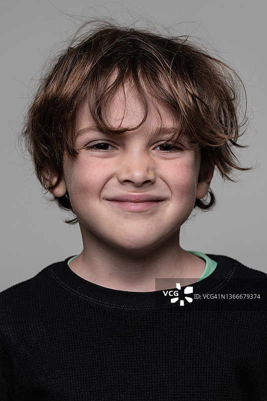 看着镜头的快乐小男孩图片素材