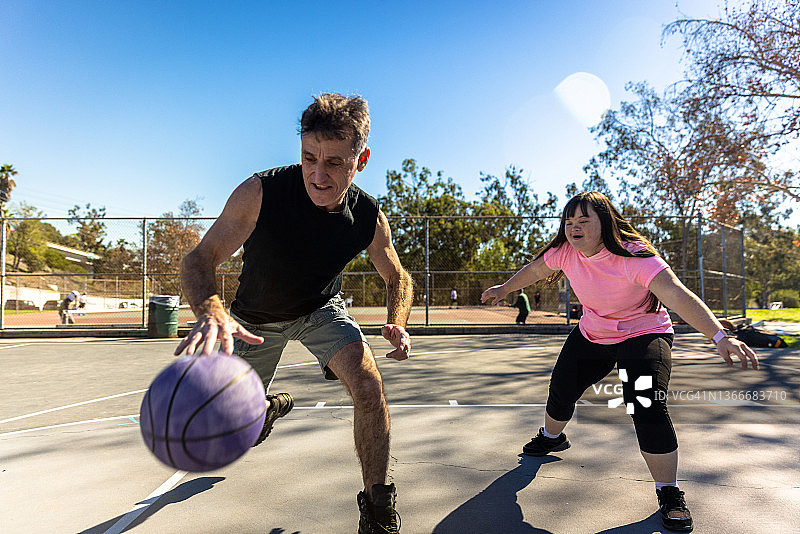 和家人一起打篮球的唐氏综合征女孩图片素材