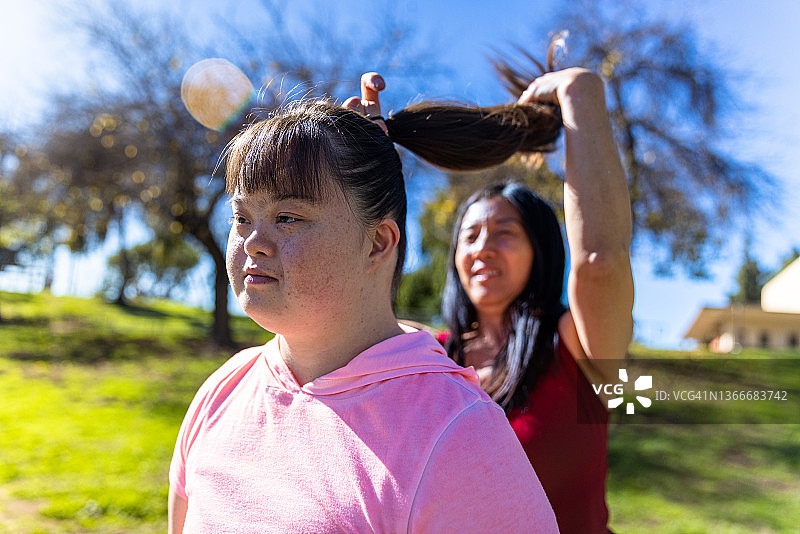 妈妈为女儿扎马尾辫，适合健身图片素材