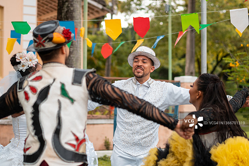 在六月节跳舞的舞者团伙图片素材