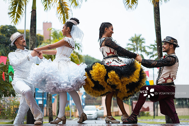 在六月节跳舞的舞者团伙图片素材