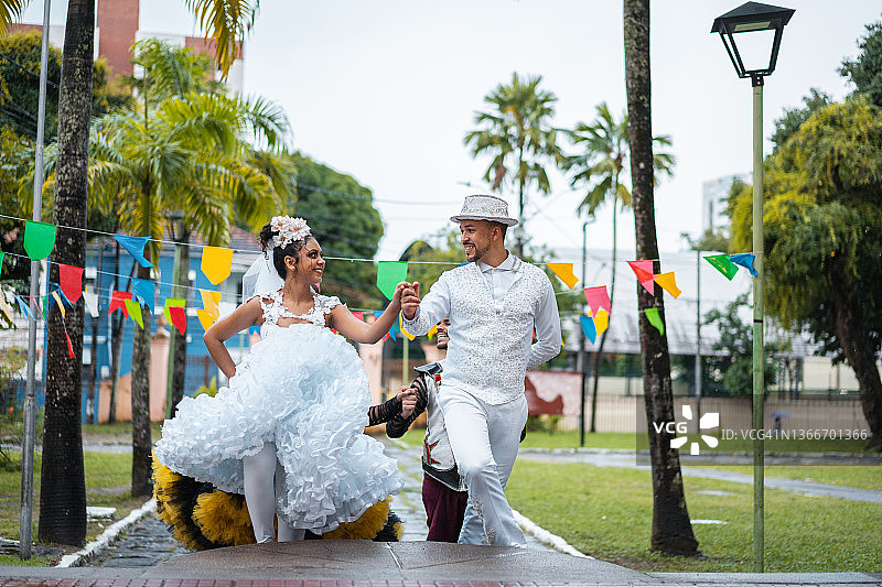 在六月节跳舞的舞者团伙图片素材