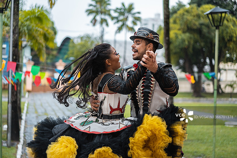 在六月节跳舞的舞者团伙图片素材