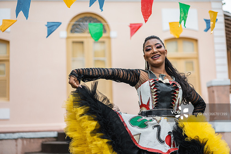 跳方阵舞的新娘的画像图片素材