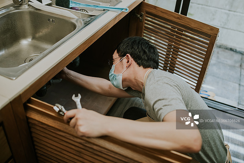 亚洲水管工修理厨房水槽管道图片素材