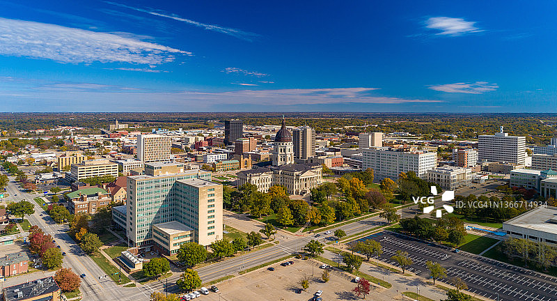 托皮卡城市天际线鸟瞰图与州议会大厦图片素材