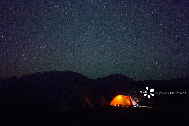 夜晚的橙色帐篷图片素材