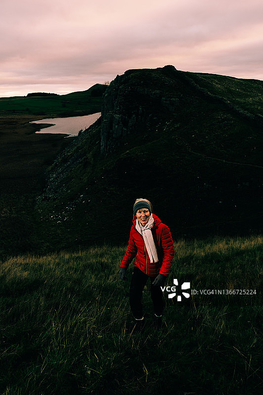 黎明前在英国哈德良长城行走图片素材