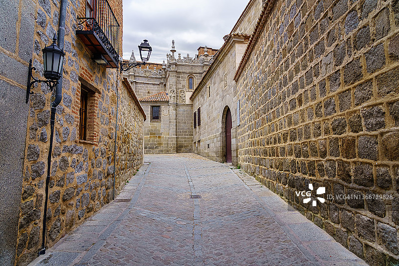 西班牙阿维拉大教堂旁古老石屋的风景小巷图片素材