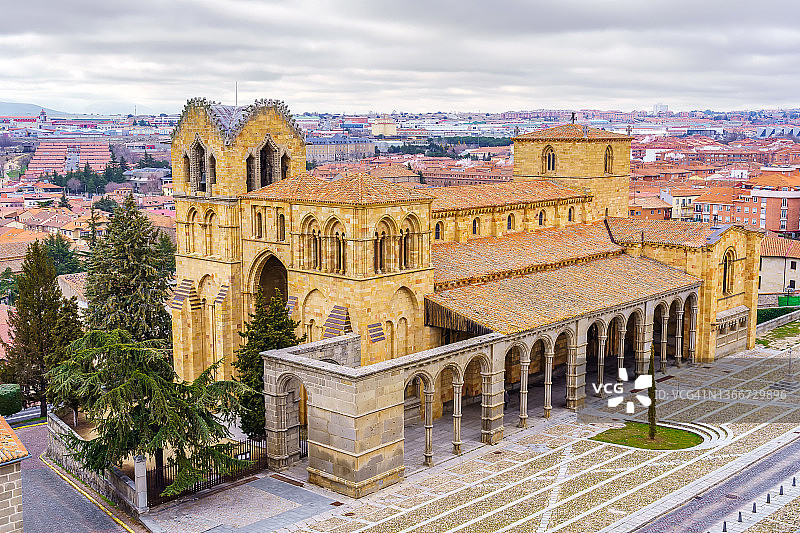 阿维拉市古罗马式石砌教堂图片素材