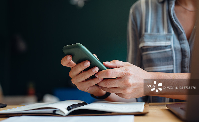 在家工作使用手机的女士图片素材