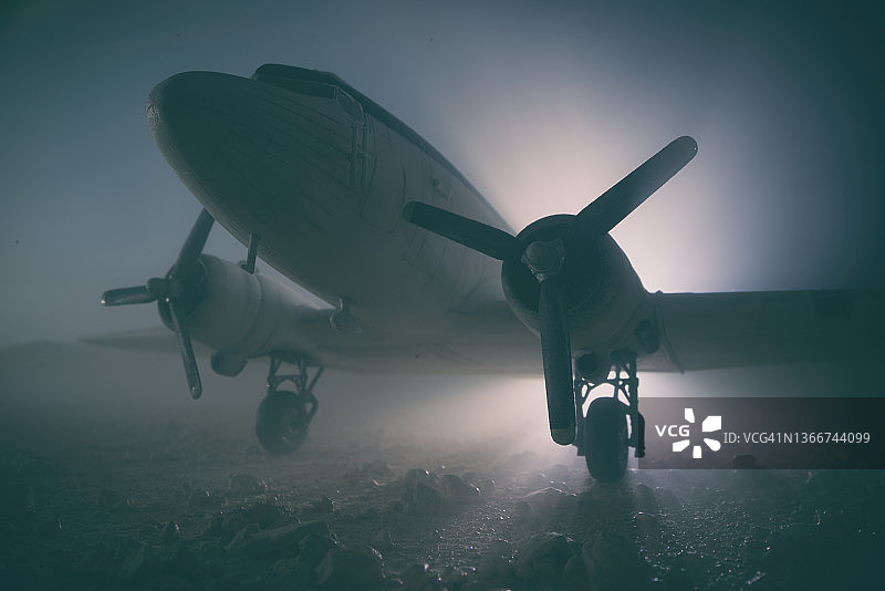 夜间DC-3达科他模型图片素材