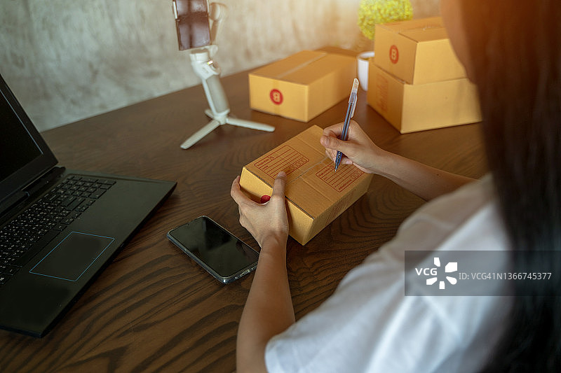 在线销售，企业主在家打包商品，电商中小企业或自由职业概念图片素材
