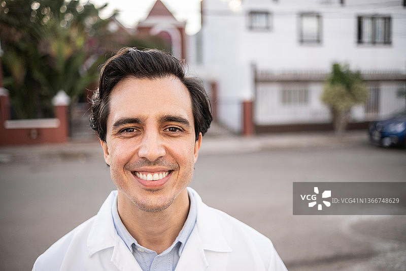 户外快乐的拉丁裔男人图片素材