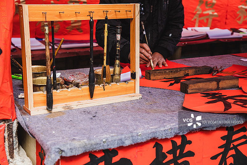 老人手写中国春联特写图片素材