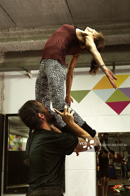 马戏团和剧院表演者演出前训练和伸展运动图片素材