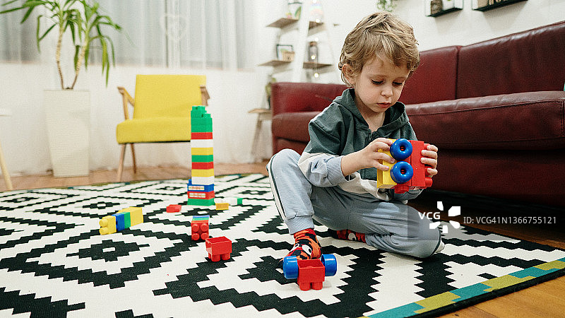 玩积木的孩子。玩具对孩子。图片素材