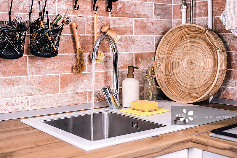 水从水龙头流到洗脸盆图片素材