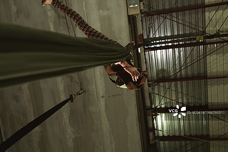 马戏团杂技演员绳索表演图片素材