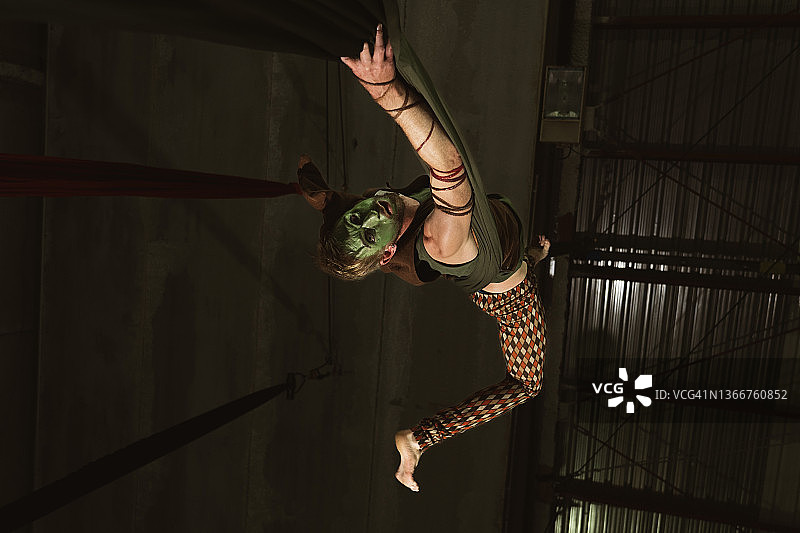 马戏团杂技演员绳索表演图片素材