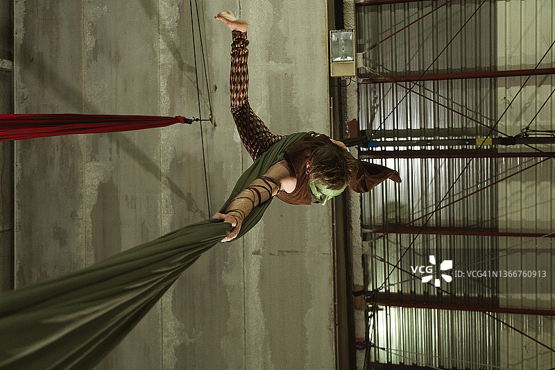 马戏团杂技演员绳索表演图片素材