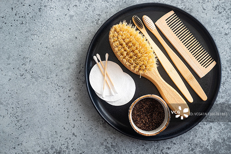 家用SPA零浪费理念：木质身体刷特写图片素材