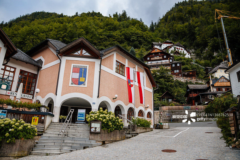 风景如画的彩色小镇夏季街道，靠近湖泊和阿尔卑斯山的山村，联合国教科文组织遗产，传统房屋，旅游局，纹章图片素材