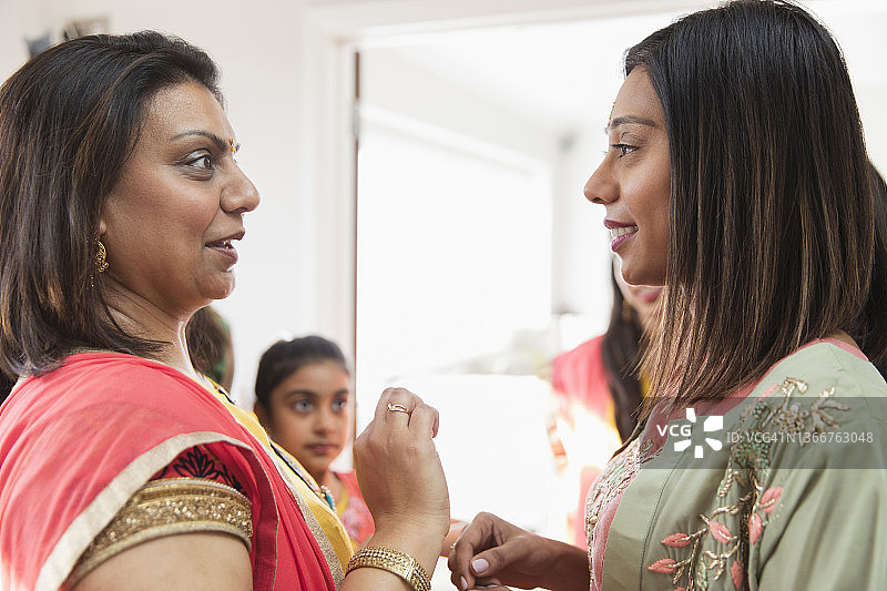 穿着纱丽交谈的印度妇女图片素材