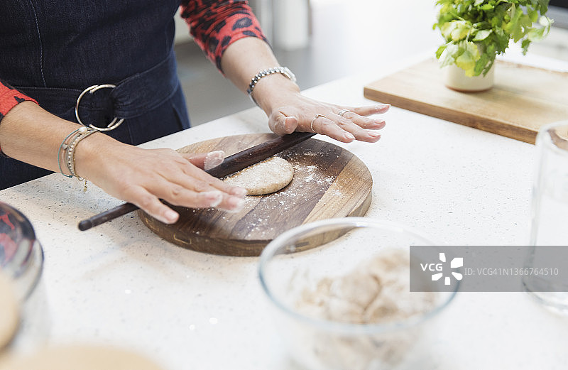 印度妇女在厨房制作馕饼特写图片素材