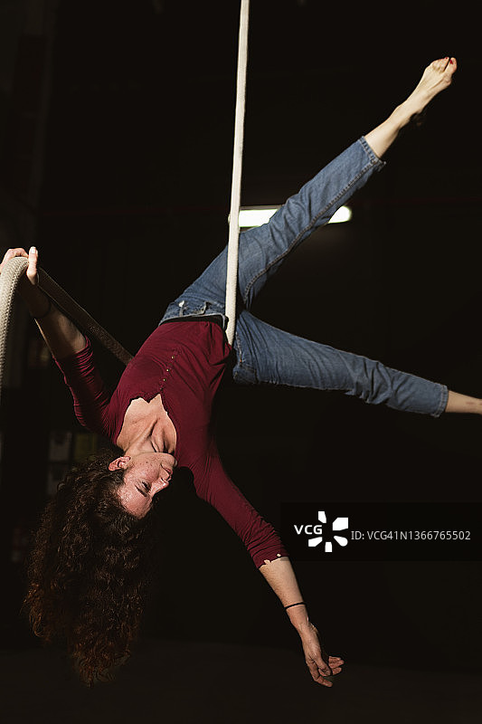女教练训练悬挂在绳索上的马戏团杂技演员，进行空中舞蹈图片素材