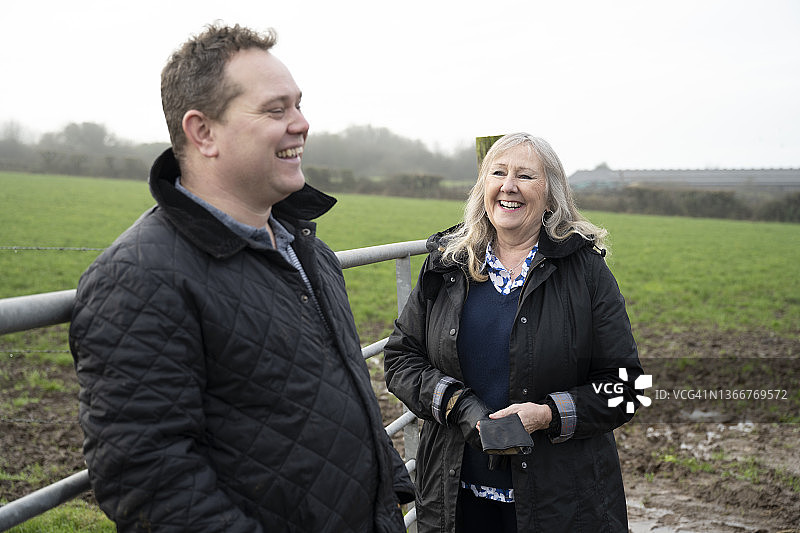 农民和经销商户外交谈欢笑图片素材