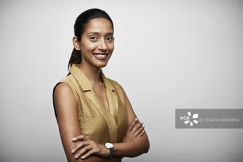 白色背景下的自信印度年轻女商人图片素材