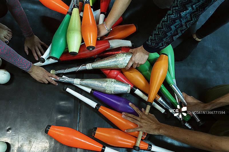 用于杂耍的权杖和彩色球的特写 - 手伸向权杖进行练习，杂耍槌图片素材